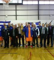 Το "τρόπαιο" σήκωσε η ομάδα μπάσκετ της Διεύθυνσης Αστυνομίας Αλεξ/πολης σε φιλανθρωπικούς αγώνες