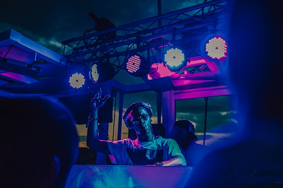 "Εκρηκτικό" το πάρτυ με τον DJeff Afrozila στο Yacht club (video)