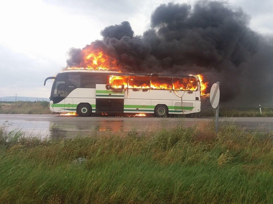 Το λεωφορείο του ΚΤΕΛ κάηκε ολοσχερώς. 