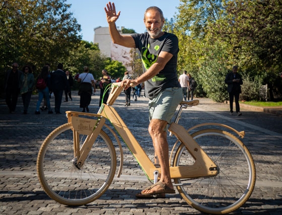 Ξεκίνησε το ταξίδι του από την Αθήνα για το Νεπάλ με ένα ξύλινο ποδήλατο & κάνει στάση στη Δαδιά Έβρου