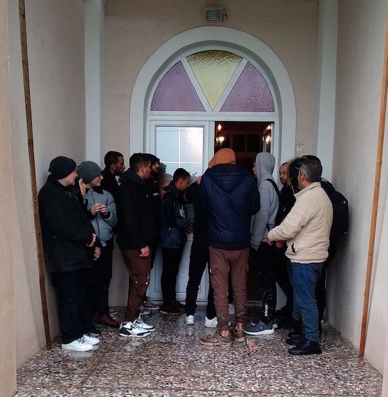 Οι παράνομοι μετανάστες οι οποίοι μόλις είχαν περάσει από την Τουρκία στην Ελλάδα βρήκαν καταφύγιο στην εκκλησία για λίγη ώρα. (πηγή: Το Τρίγωνο μας)