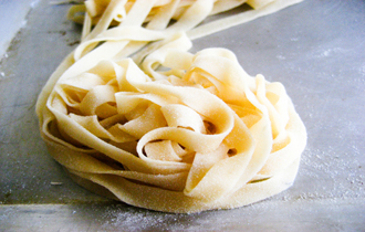 Οι Ιταλοί θεωρούν πως τα καλά φρέσκα ζυμαρικά πρέπει να ανοίγονται με το χέρι.