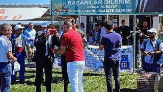 Πρόκληση από τον Δήμαρχο Αρριανών, με ασπασμούς στην τουρκική σημαία