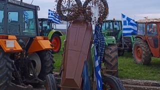 Ζημιές σε τρακτέρ του μπλόκου Κήπων καταγγέλουν οι αγρότες