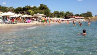 Καθαρίζεται επιτέλους η παραλία από Αγ. Παρασκευή έως αρχαία Ζώνη