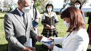 Επίσκεψη Σακελλαροπούλου στον Έβρο: Τα τρία στρατιωτικά ελικόπτερα, ο "Κύκλωπας" & τα δώρα! (pic)