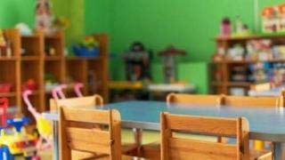 Η νηπιαγωγός που φέρεται να έκλεινε παιδάκια στην αποθήκη, απαλλάχτηκε από το Πειθαρχικό Συμβούλιο