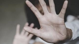 Αλεξανδρούπολη: Της επιτέθηκε με μπουνιές και έβαλε φωτιά σε καναπέ