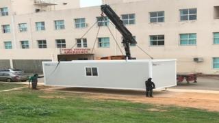 ΠΓΝΑ: Δωρεά δύο οικίσκων αναμονής πολιτών για test Covid-19 από την Ύπατη Αρμοστεία των Ηνωμένων Εθνών