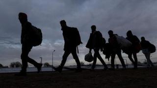 Βίντεο ντοκουμέντο: Τούρκοι στρατοχωροφύλακες οδηγούν μετανάστες στον Έβρο