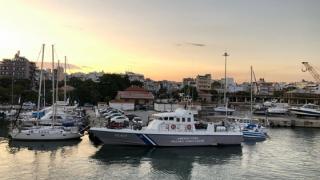 Φουσκωτό με 32 παράτυπους μετανάστες εντοπίστηκε ανοιχτά της Νέας Χηλής - Βίντεο ντοκουμέντο από την άφιξη τους στο λιμάνι 