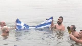 Στα παγωμένα νερά του Άρδα έκοψαν τη βασιλόπιτα οι χειμερινοί κολυμβητές Ορεστιάδας
