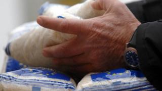 Χορήγηση τροφίμων από τα αποθέματα στους απόρους της Ε. Ε.