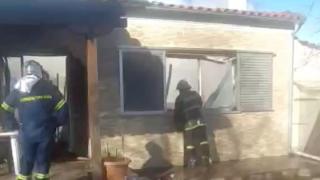 Πέπλος: Μονοκατοικία ηλικιωμένων στις φλόγες - Στο νοσοκομείο με εγκαύματα ο άνδρας (video)