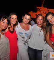 Στο Yacht Club, στο λιμάνι, η διάθεση ανεβαίνει από μόνη της στα ύψη!