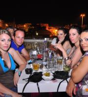 Καλοκαιρινά χαμόγελα στο Yacht Club όλες τις μέρες της εβδομάδας.