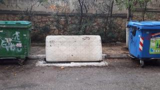 Αλεξανδρούπολη: Τέρμα τα πεταμένα στρώματα στο πεζοδρόμιο - Βρέθηκε λύση