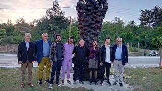 Σουφλί: Ένα γλυπτό από καμένους κορμούς δέντρων του δάσους της Δαδιάς - Λευκίμης - Σουφλίου