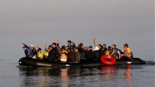 Φουσκωτό γεμάτο παράνομους μετανάστες έφτασε σε παραλία της Σαμοθράκης (video)