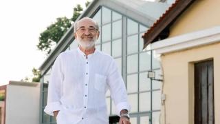 Δεν θέλει να δοθεί το όνομα του στις Αποθήκες ο Βαγγέλης Λαμπάκης