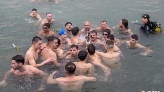Ρίγη συγκίνησης στο λιμάνι της Αλεξανδρούπολης – Μια γροθιά οι κολυμβητές έψαλαν τον Εθνικό Ύμνο (video)
