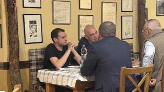 Ιδιωτική επίσκεψη Δένδια στην Αλεξανδρούπολη – Δείπνο με τον γιο του σε ταβερνάκι της πόλης
