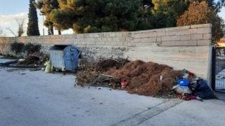 Εικόνες ντροπής από τα νεκροταφεία Μάκρης - Αποκλάδια, λάδια και σκουπίδια  (φωτο)