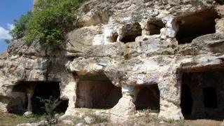 Πέντε οικογένειες στο Διδυμότειχο συνεχίζουν να ζουν σε σπηλιές 