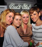 Για ποτό και ευχάριστη διάθεση στο Yacht Club, στο λιμάνι.