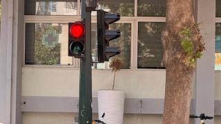 Μια κόκκινη καρδιά αντικατέστησε τον «Σταμάτη» σε κεντρικό φανάρι της Αλεξανδρούπολης (video)