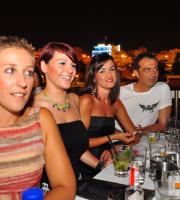 Στιγμές δροσιάς και απόλαυσης με θέα το λιμάνι, στο Yacht club.