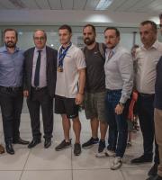 Θερμή υποδοχή Μιχαλεντζάκη - Καρυπίδη στο αεροδρόμιο - Αποθέωσαν το "χρυσό δελφίνι" στις Φέρες (video & photo)