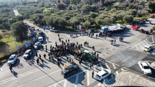 Ελαιοπαραγωγοί, μελισσοκόμοι & αγρότες έκλεισαν συμβολικά τον κόμβο της Μάκρης (φωτο & video)