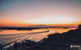 Incredible beauty in the huts of the Evros Delta against the backdrop of Samothrace