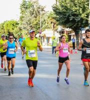 Στο κέντρο με τα ρόζ η πρώτη των γυναικών στα 10χλμ Ντίνα Μαργαρίτα