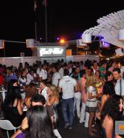 Στο Yacht Club, στο λιμάνι, η διάθεση ανεβαίνει από μόνη της στα ύψη!