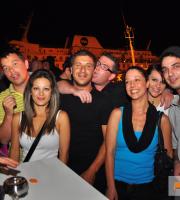 Για ποτό και ευχάριστη διάθεση στο Yacht Club, στο λιμάνι.