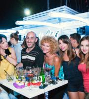 Υπέροχες καλοκαιρινές στιγμές στο Yacht club, στο λιμάνι.