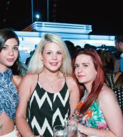 Υπέροχες καλοκαιρινές στιγμές στο Yacht club, στο λιμάνι.