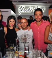 Στο Yacht Club, στο λιμάνι, η διάθεση ανεβαίνει από μόνη της στα ύψη!