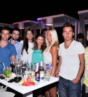 Βράδυ Πέμπτης στο spot του καλοκαιριού: Yacht club.