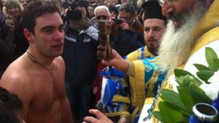 Πυροσβέστης έπιασε το Σταυρό στην Αλεξ/πολη (φωτορεπορτάζ).