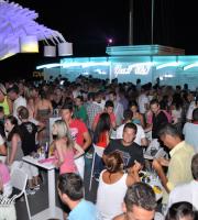 Υπέροχο Σαββατόβραδο στο Yacht Club στο λιμάνι!