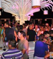 Καλοκαιρινά χαμόγελα στο Yacht Club όλες τις μέρες της εβδομάδας.