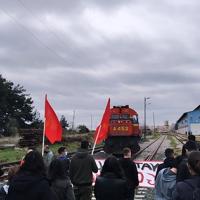 Μπλόκο σε αμαξοστοιχία με αμερικανοΝΑΤΟικό στρατιωτικό υλικό από ΚΚΕ και ΚΝΕ (video)