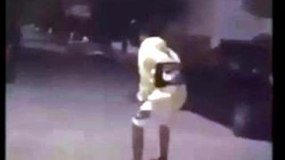 Κομοτηνή: Ταυτοποιήθηκε το άτομο που πετάει στον αέρα γατάκι και μετά το κλωτσά (video)