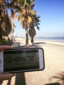 Βυθίζοντας τα πόδια της στην κρυστάλλινη άμμο σε παραλία της Μελβούρνης, η Βίβιαν μένει ενήμερη από το e-evros.gr στην καταγάλανη ήπειρο της Αυστραλίας.