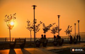 Κοιτώντας ένα "ζεστό" ηλιοβασίλεμα στην πόλη της Αλεξανδρούπολης