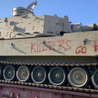 Αλεξανδρούπολη: Μέλη του ΚΚΕ και της ΚΝΕ ανάγκασαν να γυρίσει πίσω τρένο με αμερικανικά άρματα μάχης (video)