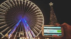Με φόντο τη κεντρική πλατεία της Λιλ (Grand Place de Lille) στη Γαλλία, όπου η ατμόσφαιρα είναι χριστουγεννιάτικη και φυσικά φαντασμαγορική μας στέλνει την αγάπη της η Christine.